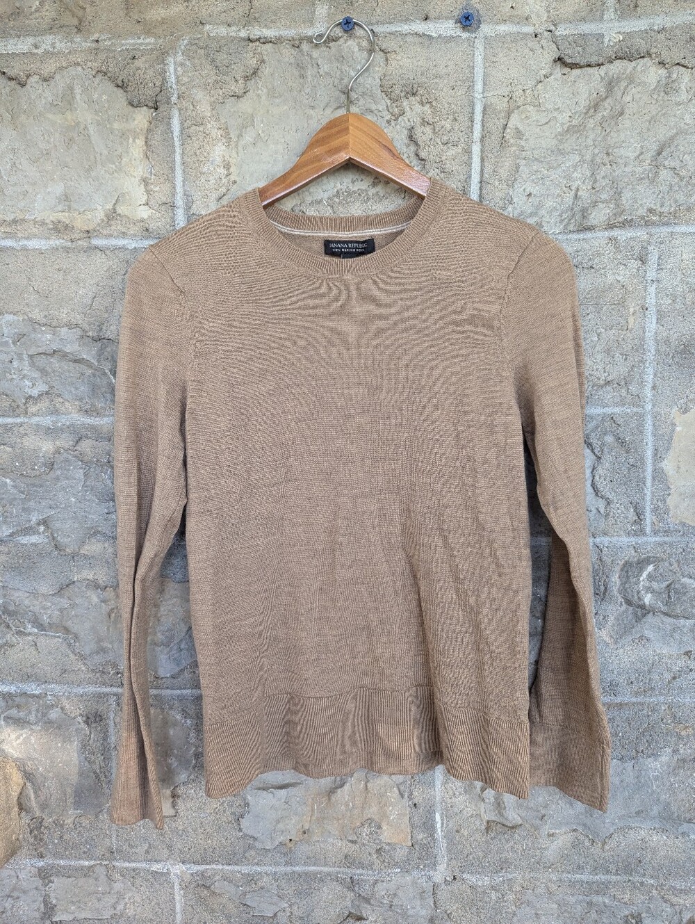 100% Wool Banana Republic Men’s Crewneck Sweater in Beige-Tan